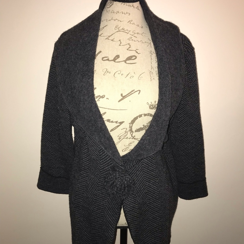 Gray patterned cardigan, shawl collar, rosette